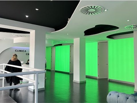 Sala de la clínica de Marbella con iluminación de color