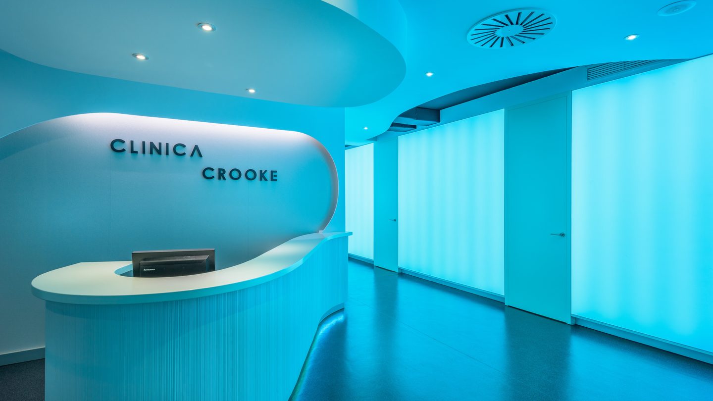 Interior de la clínica dental Crooke en el centro de Marbella